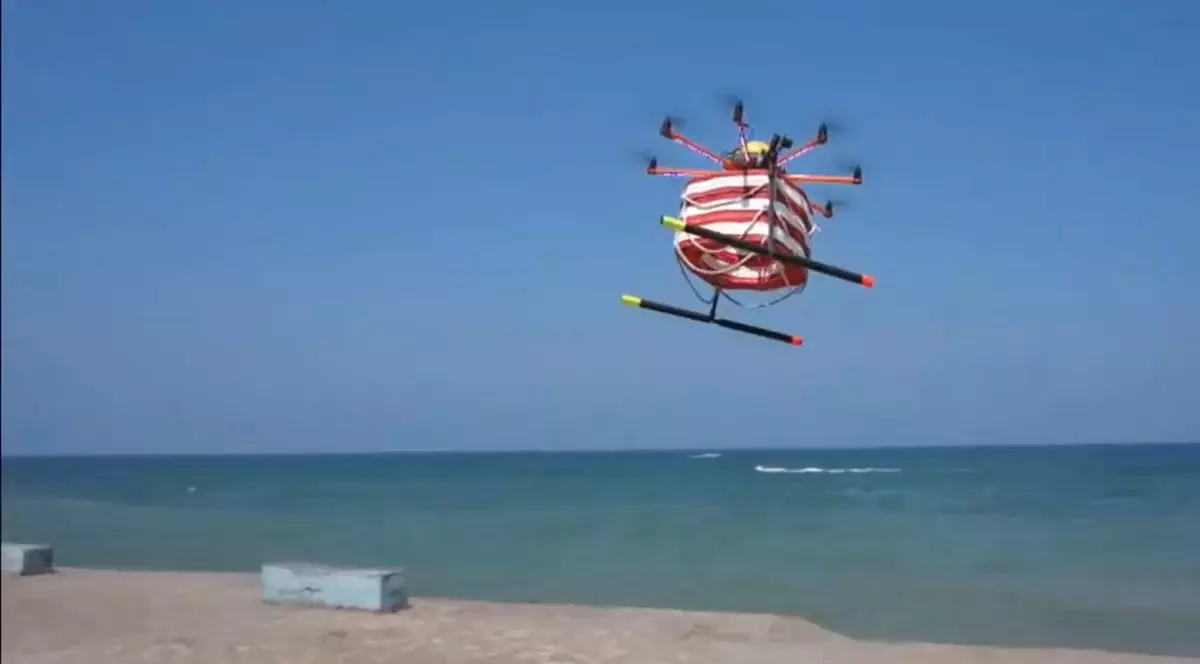 Adolescent de 14 ani, salvat din mare cu ajutorul unei drone salvamar, la Valencia