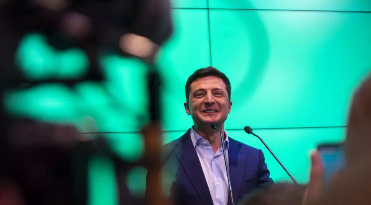 „Înainte de a fi în slujba poporului, Zelenski a fost în slujba oligarhilor”. Fragment în exclusivitate din biografia scrisă de doi jurnaliști care au urmărit din interior ascensiunea liderului ucrainean