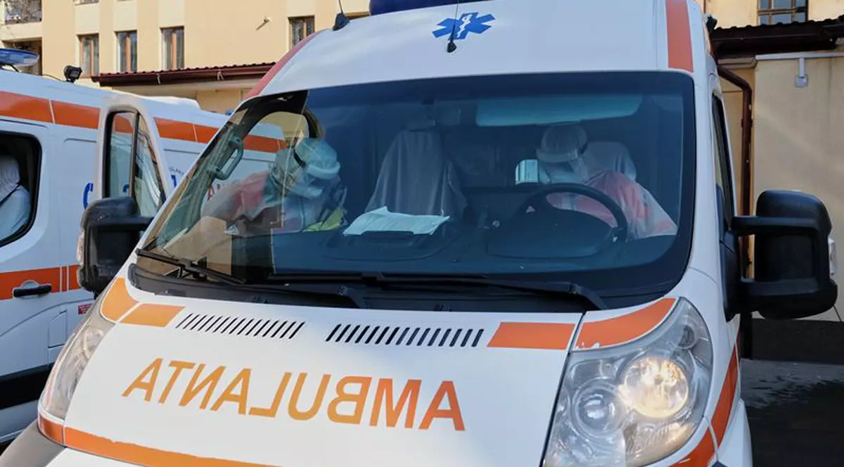 Copilaș de un an şi opt luni, căzut de la etajul al doilea al unui bloc din Giurgiu. Copilul, transferat la București