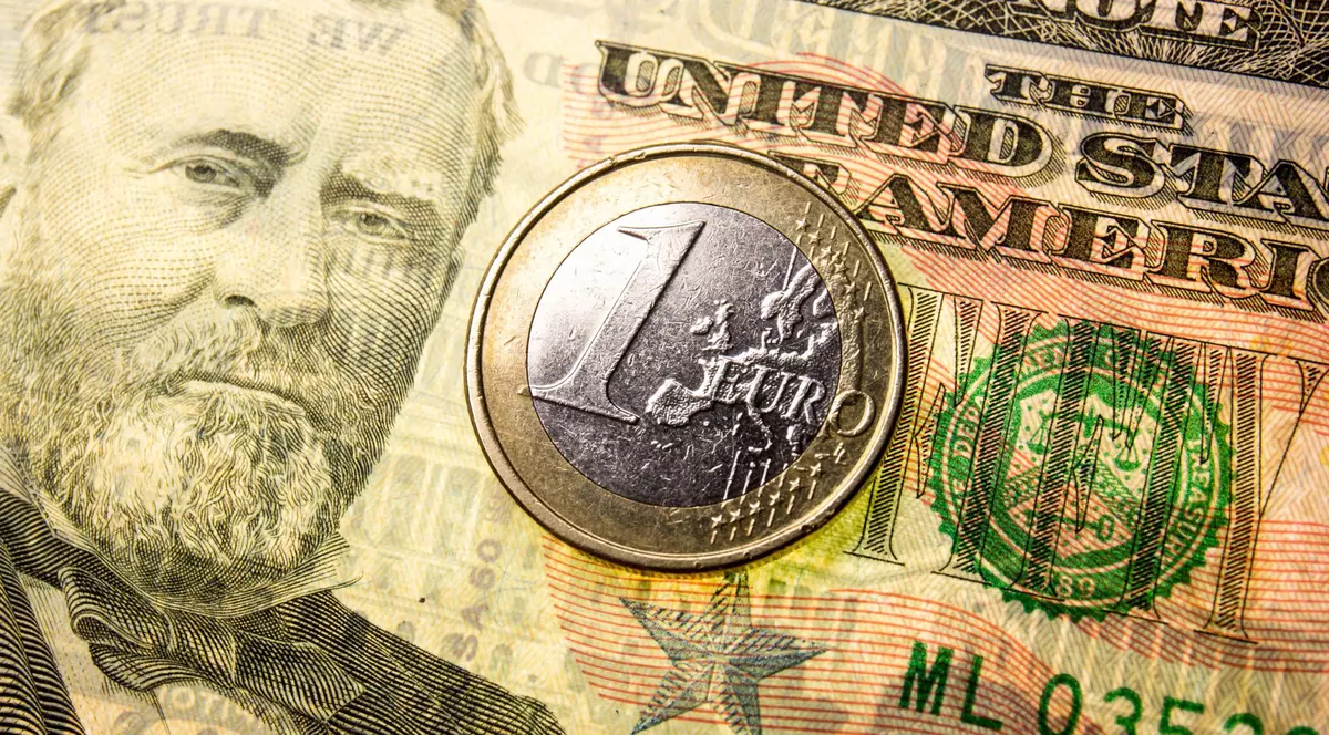 Euro și dolarul american, la aceeași valoare pentru prima dată în ultimii 20 de ani