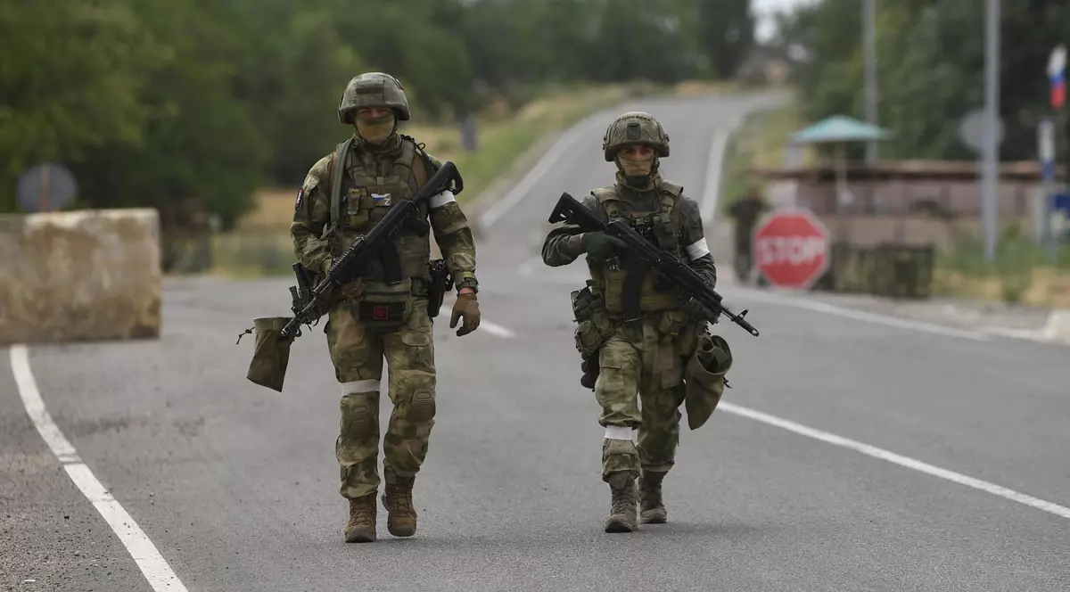 Un lunetist ucrainean a luat la țintă o coloană de soldați ruși și a filmat când a tras în ei