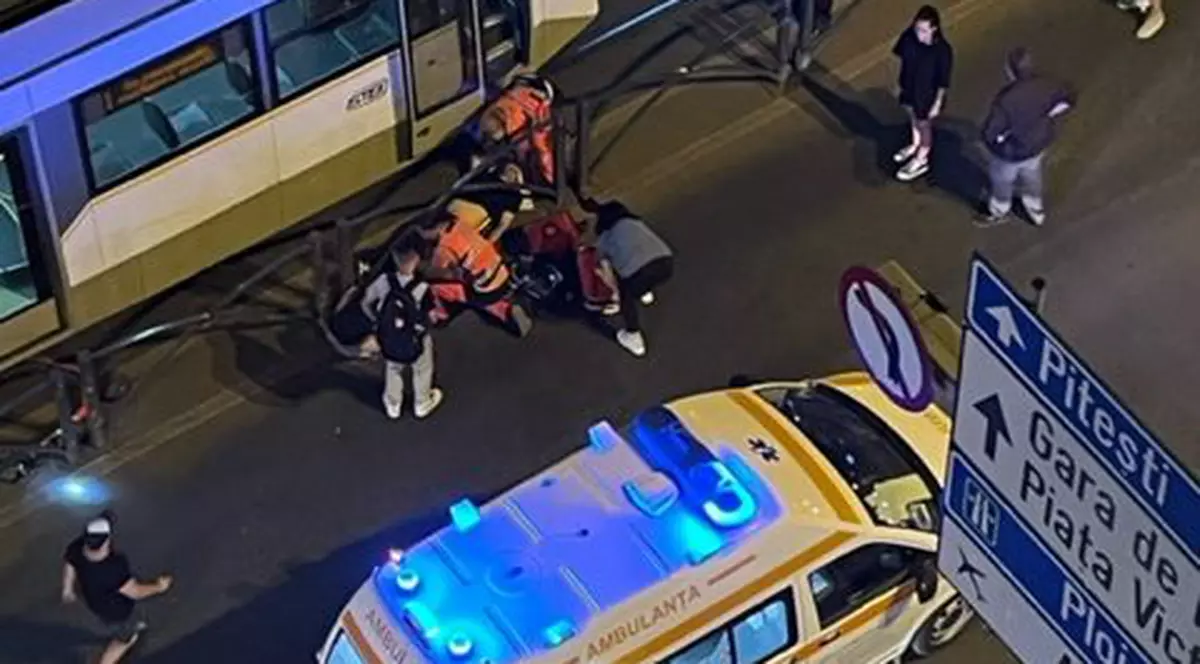 Un bărbat care circula cu trotineta, lovit de tramvai în zona Ștefan cel Mare. Martor: „Mergea șmecherește pe șine”