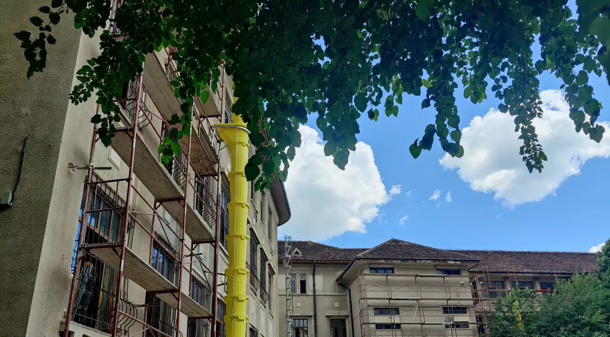 Schele pe unul dintre corpurile de clădire