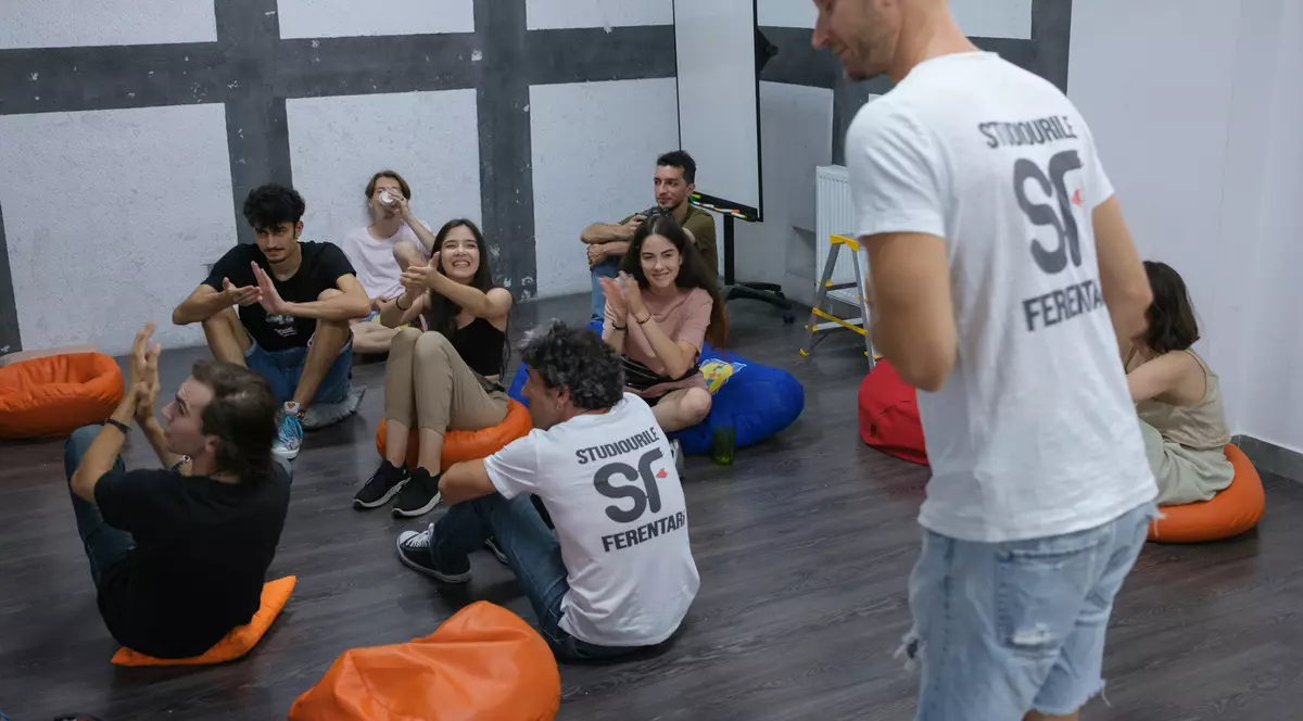 „Rar câștigăm noi în fața străzii. De cele mai multe ori, câștigă strada”. Studiourile Ferentari, locul în care cei mici primesc o șansă la copilărie