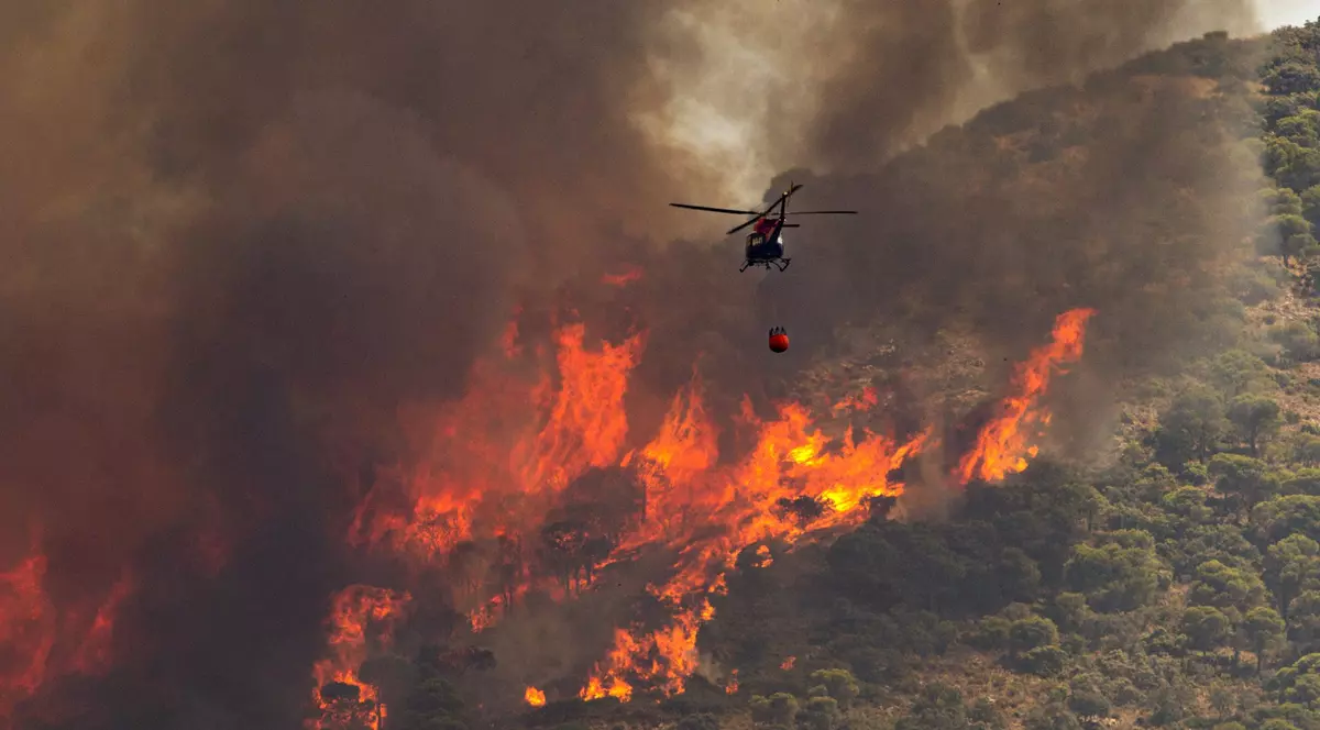 Incendiile de vegetație se extind în sudul Europei în plin val de caniculă. Oamenii din zonele afectate vorbesc despre imagini „post-apocaliptice”