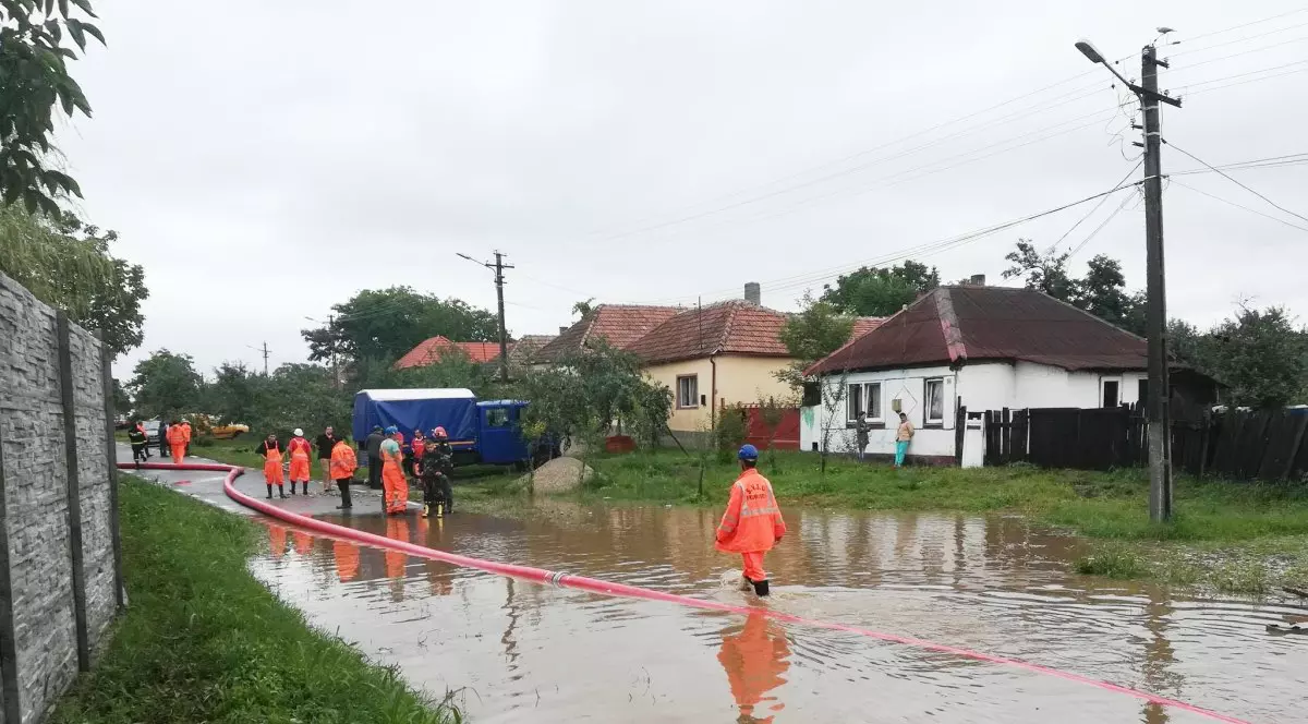 Avertizare RO-Alert de ploi torențiale la Arad. Locuitorii, sfătuiți să se adăpostească. Foto: ISU Arad