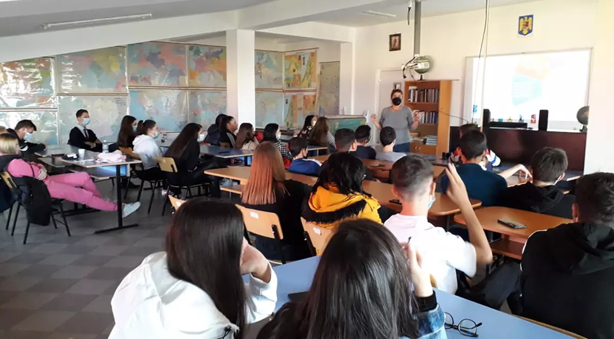 Elevii primesc informații despre contracepție și avort la ateliere de educație sexuală. Dar părinții vor ca ei să învețe despre asta și la clasă