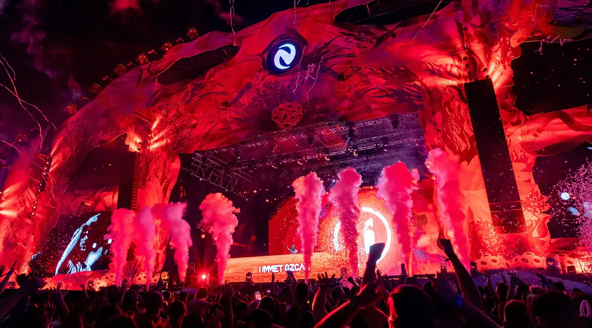 Mai mulți cetăţeni străini şi români, depistaţi cu droguri în prima noapte a festivalului Neversea