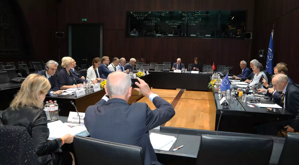 Partidele din România „cumpără tăcerea” unor instituții de presă cu bani de la stat, acuză APCE