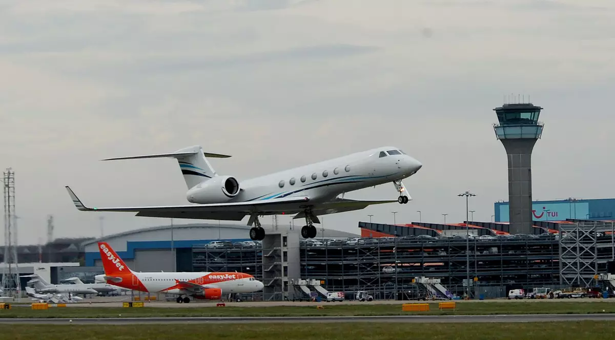 Aeroportul Luton din Londra și-a suspendat temporar zborurile, după ce pista s-a topit din cauza căldurii