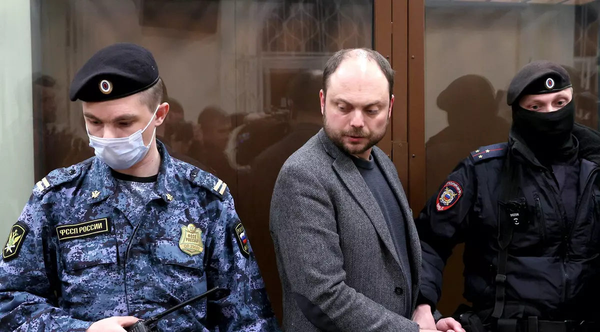 Opozantului rus încarcerat Vladimir Kara-Murza i se pregătește un nou dosar penal. Acesta riscă încă 6 ani de închisoare