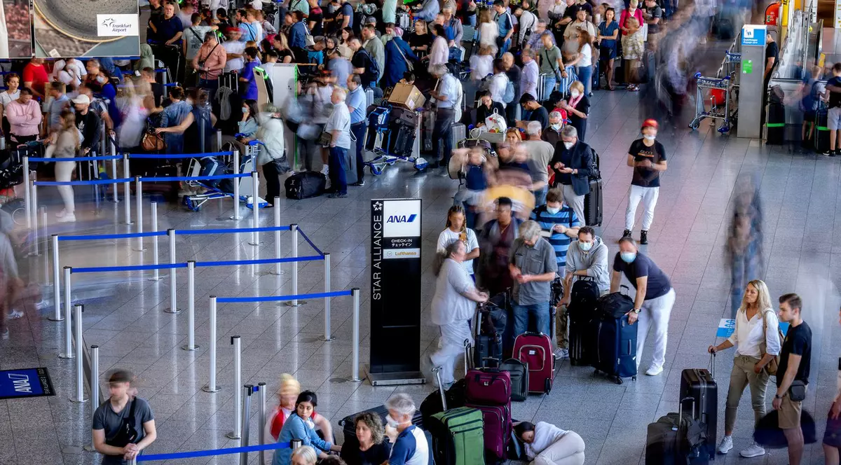 Operatorul aeroportului din Frankfurt avertizează că lipsa de personal ar putea însemna luni întregi de haos