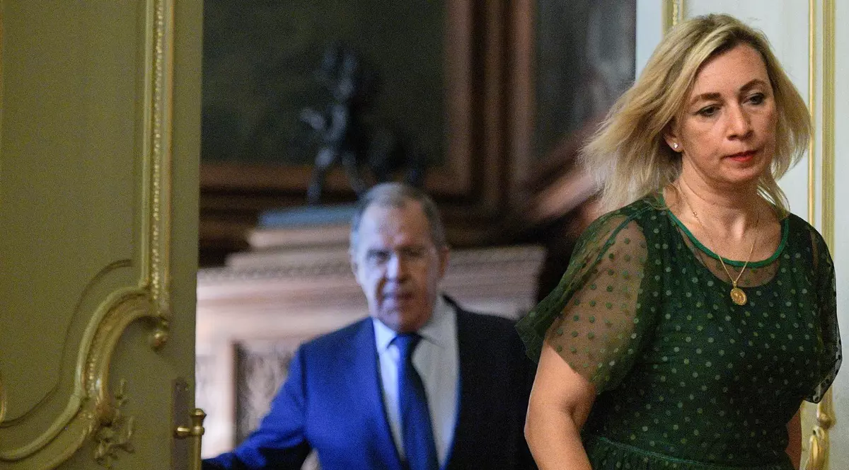 Maria Zaharova îi răspunde lui Ned Price cu versuri din melodia "Hit me baby one more time" a lui Britney Spears