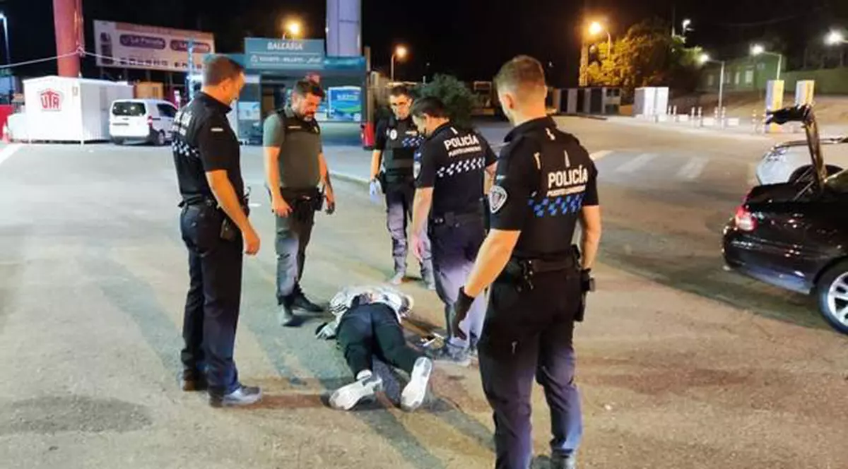 Român culcat la pământ de polițiști într-o benzinărie din Spania, după ce a fost dat jos de la volanul unui Jaguar