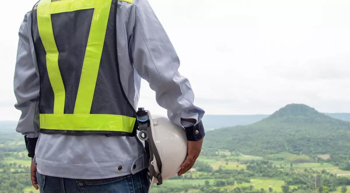 Joburi pentru o vară la munte. Ce salarii poți să obții ca geolog, inginer topograf sau în industria lemnului