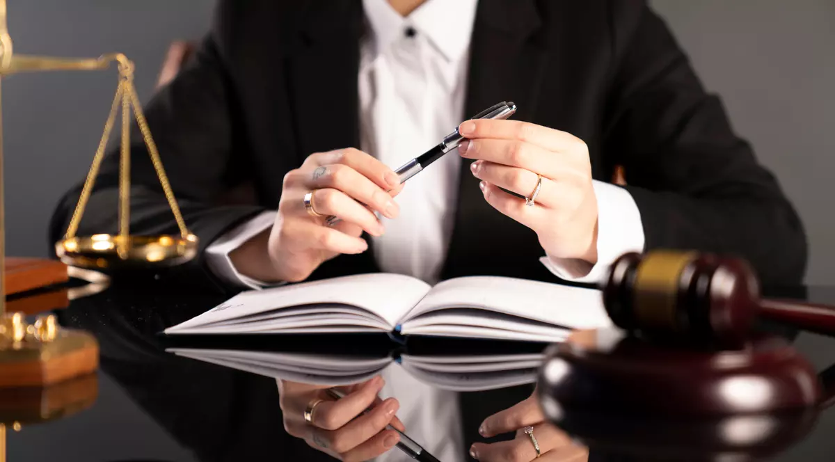 Colonelul care și-a spionat și agresat soția judecătoare a primit un an și opt luni de închisoare cu suspendare. De ce i-a înjumătățit instanța pedeapsa