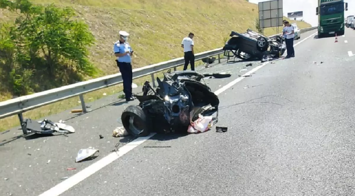 Skoda ruptă-n două în drum spre mare, pe Autostrada Soarelui. A ajuns pe sensul opus, unde a lovit-o în plin altă mașină