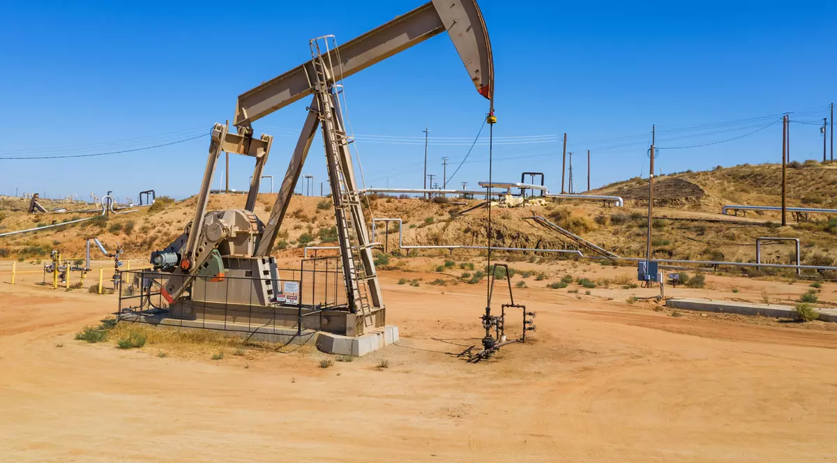 Cinci giganți petrolieri au făcut 200 de miliarde de dolari profit în 2022 și plătesc taxe suplimentare de 6,4 miliarde. În România, Petrom nu achită taxa de solidaritate