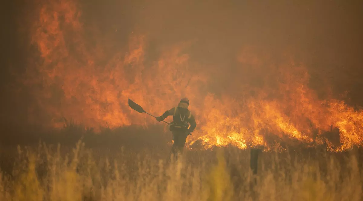 Imagini dramatice filmate în nordul Spaniei: un bărbat iese dintr-un incendiu de vegetație cu hainele arse aproape complet. Care e starea lui