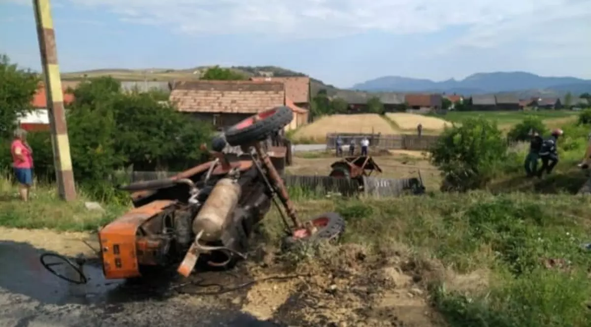Un tractor a fost lovit de un tren cu pasageri, în Harghita. O persoană a murit pe loc