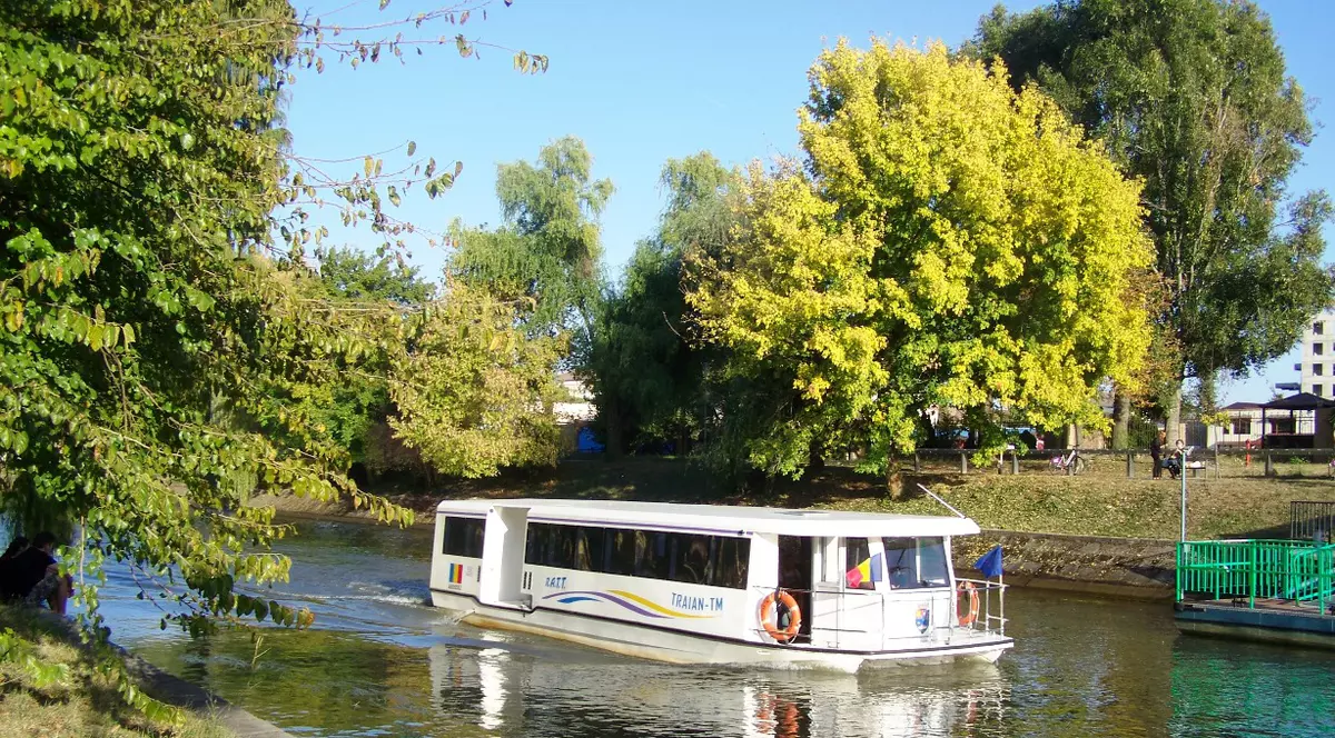 Cursele de agrement cu vaporaşele pe Canalul Bega, până la ecluză, s-au reluat după 30 de ani. Cât costă o călătorie