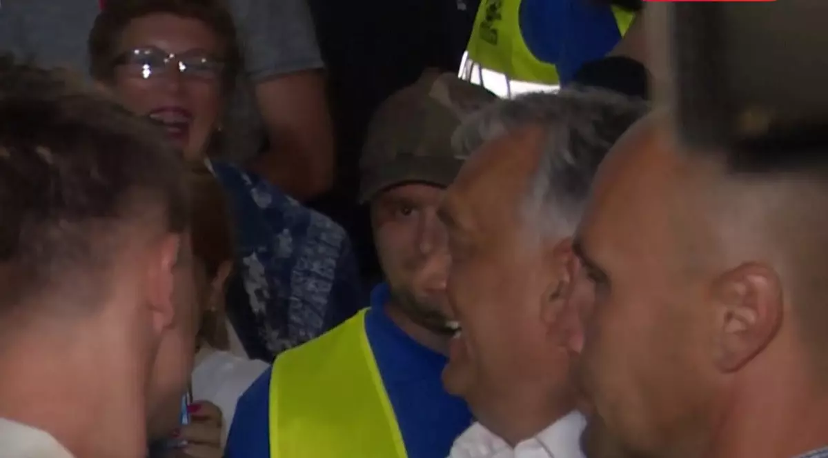 Viktor Orbán, baie de mulțime la ieșirea de pe stadionul din Sfântu Gheorghe | VIDEO