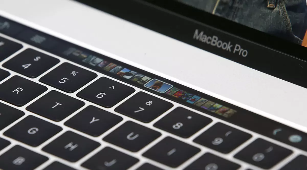 Apple va plăti despăgubiri de 50 de milioane de dolari clienților cărora li s-au defectat tastaturile „fluture” de pe MacBook