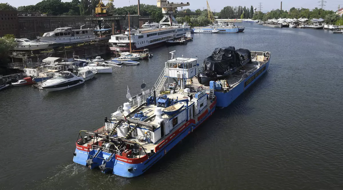 3 barje sârbești încărcate cu câte 1.200 de tone sunt blocate pe Dunăre. Din cauza caniculei, cărbunele se autoaprinde şi arde mocnit