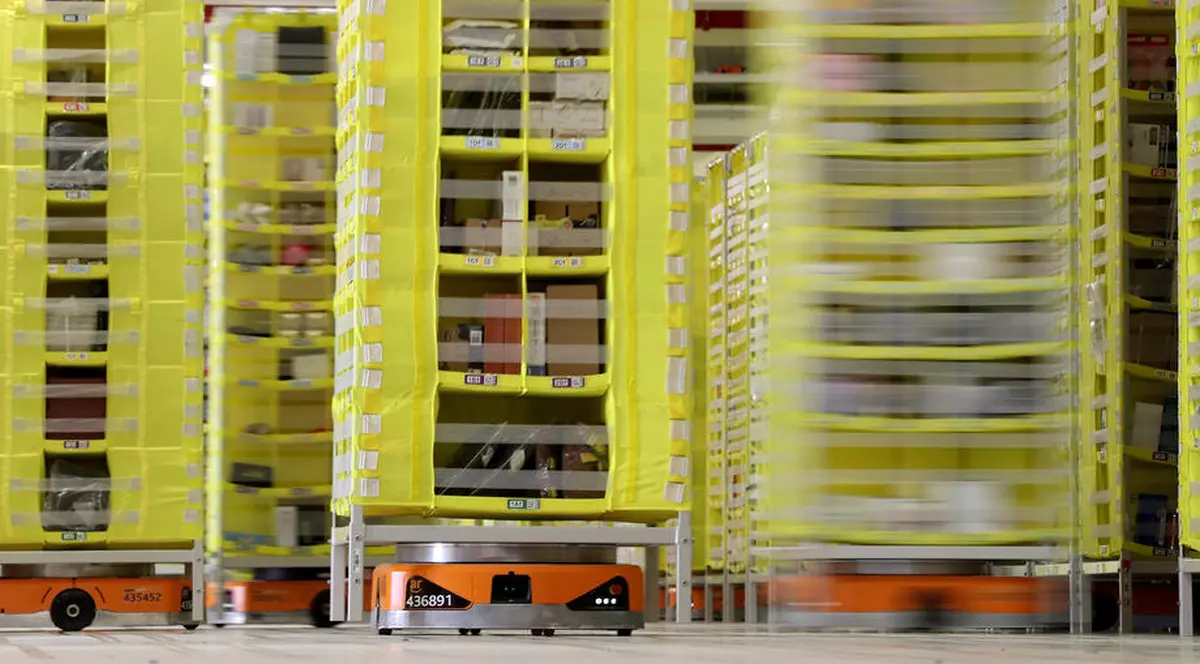 Amazon va folosi roboți complet autonomi pentru a crește siguranța angajaților din depozite