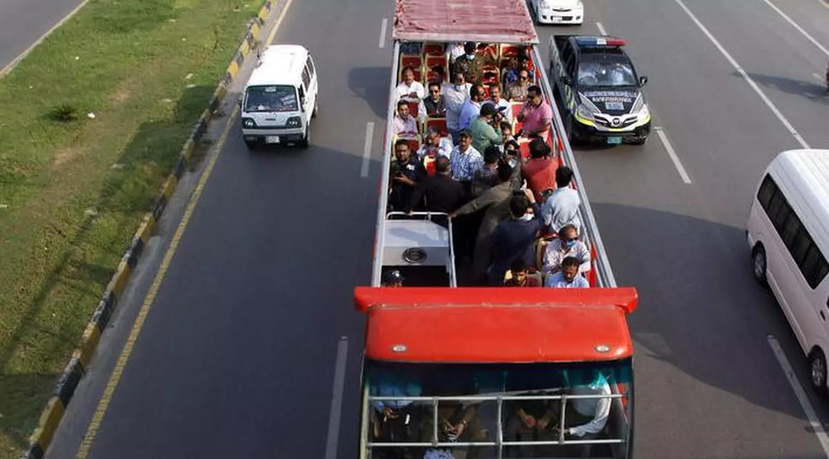 Un bărbat care petrecea într-un autobuz turistic descoperit, grav rănit după s-a lovit cu capul de un pod, în Germania