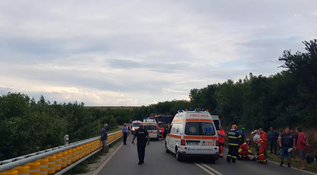 10 răniți, după ce un microbuz și un autoturism s-au ciocnit în localitatea Stâlpu, din Giurgiu. A fost activat planul roșu