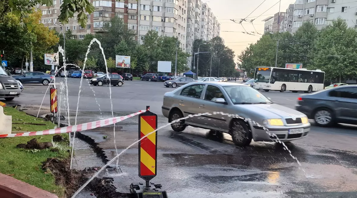 Secetă, dar nu și în sectorul 3. O fântână arteziană creată accidental udă mașinile care circulă în intersecția de la Baba Novac
