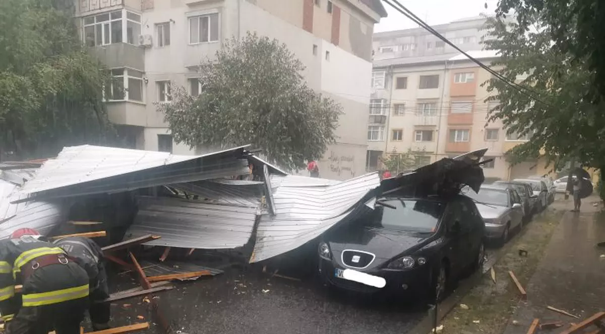 Acoperișuri smulse și copaci căzuți peste mașini, în urma vijeliei din Focșani. Orașul a fost sub cod portocaliu de vreme rea