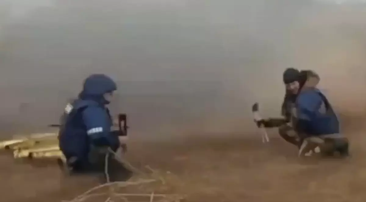 Un ziarist rus transmitea în direct de lângă țeava unui tun care trăgea în ucraineni și a fost lovit în plin de suflul loviturii | VIDEO