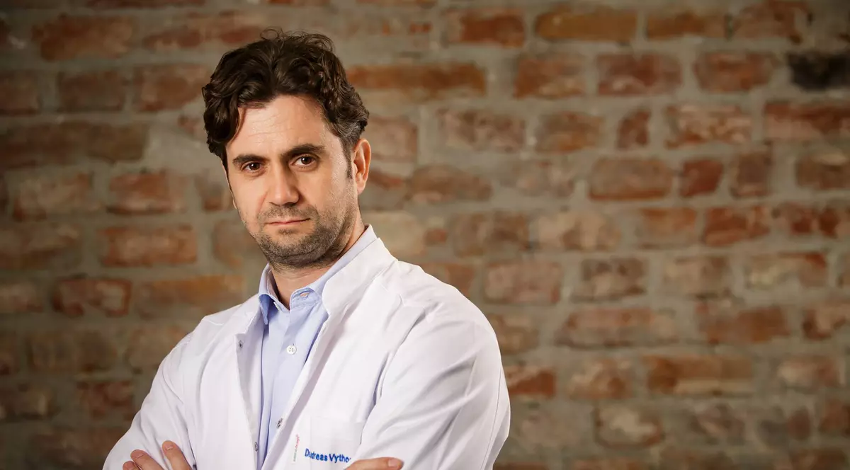 După 18 ani petrecuți la București, un cunoscut medic grec vorbește despre defectele românilor: „Considerați prea mult că tot ce vine din afară este bun! Și nu aveți încredere în voi”