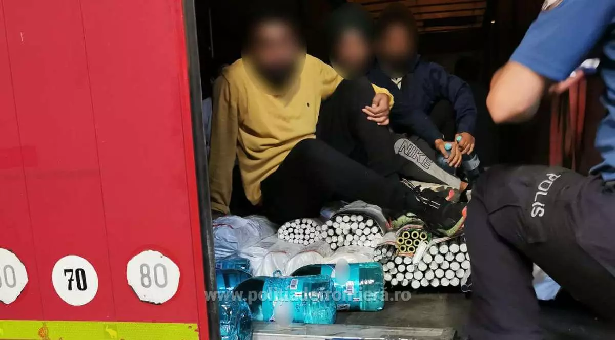 31 de cetățeni din India şi Bangladesh, care intenţionau să ajungă ilegal în Spaţiul Schengen, găsiţi ascunşi într-un TIR cu piese metalice
