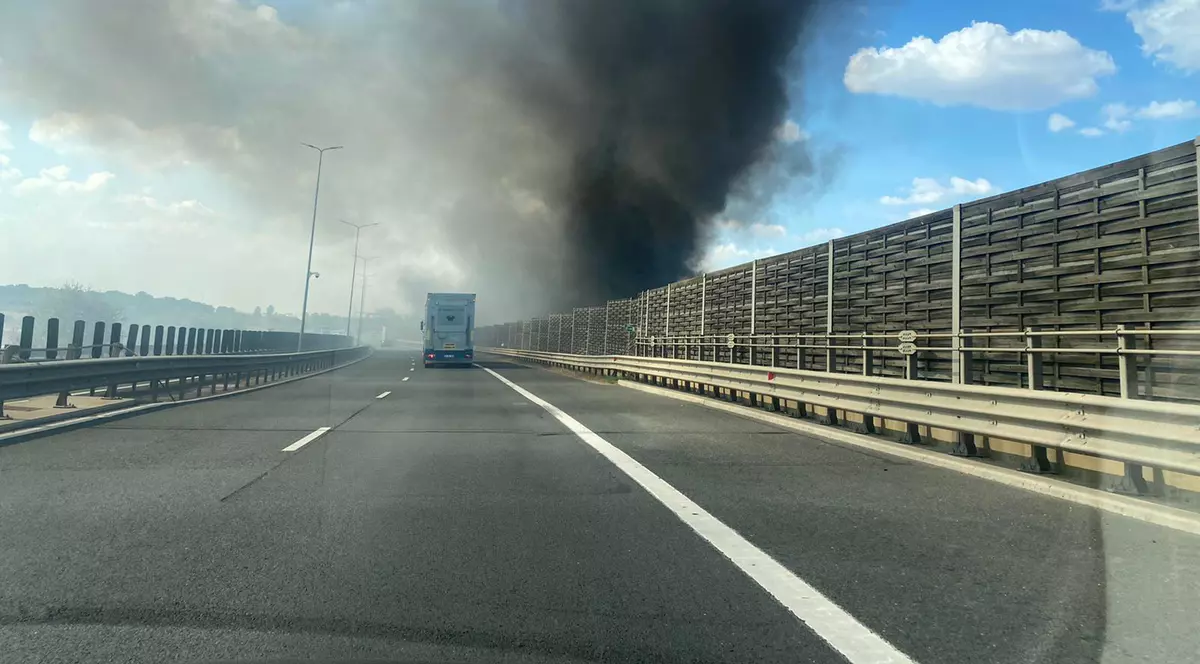 Incendiu de vegetaţie uscată în Arad. Focul s-a extins spre autostradă și a cuprins panourile fonoabsorbante de pe margine