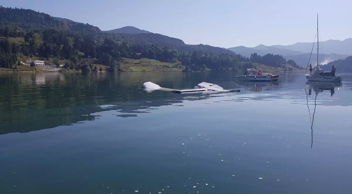 Momentul în care avionul ușor se prăbușește în Lacul Colibița a fost filmat de oamenii de pe mal | VIDEO
