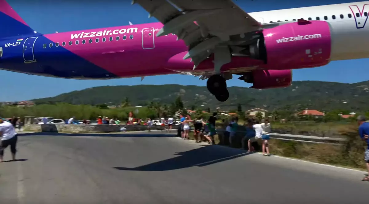 VIDEO. Avion filmat trecând la câțiva metri deasupra turiștilor, înainte de a ateriza pe insula grecească Skiathos