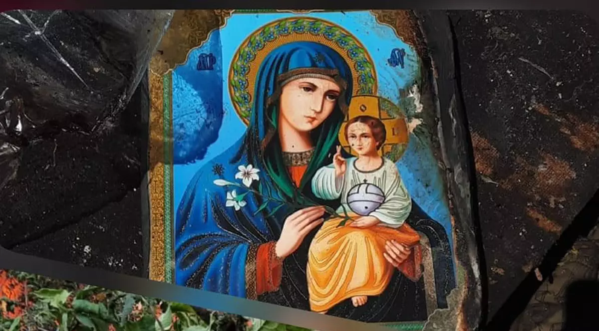 O icoană a rămas intactă, după ce un incendiu a mistuit casa unei bătrâne, în județul Botoșani