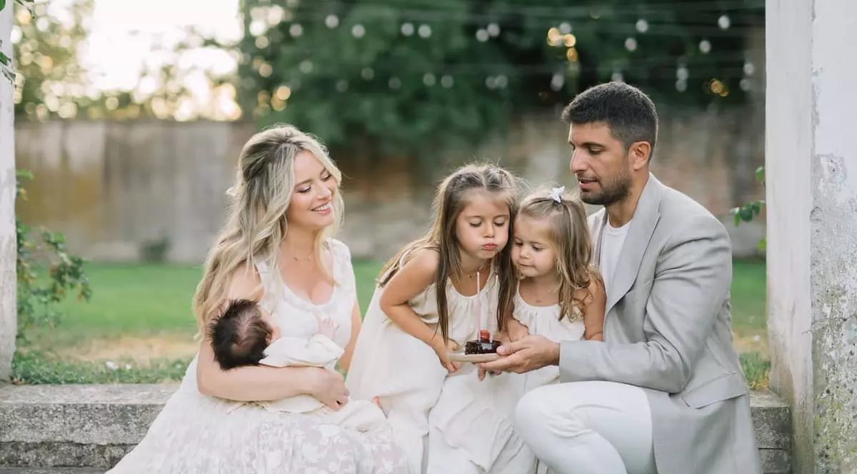 Laura Cosoi își botează astăzi fetița, pe Lara. Designerul Stephan Pelger, prezent la eveniment. Ce tradiții se vor respecta și câți invitați sunt