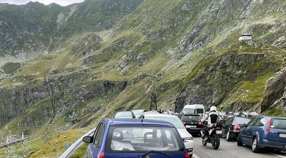 Un bărbat şi un copil au ajuns la spital, după ce motocicleta lor a fost lovită de o mașină, pe Transfăgărăşan
