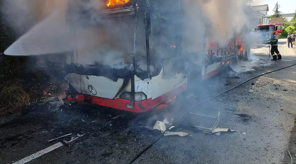 Un autobuz a luat foc în mers, în Bistrița. „Oamenii s-au salvat spărgând geamurile. Ușile se blocaseră”