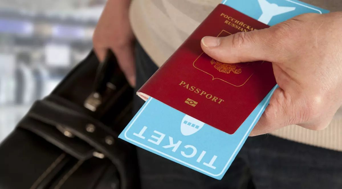 UE nu blochează accesul turiștilor ruși, dar suspendă acordul care le ușurează obținerea vizei