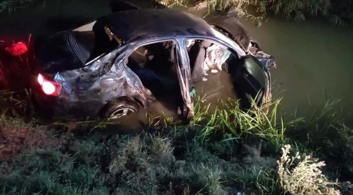 Accident grav în Vaslui. Un adolescent a murit și 4 tineri au fost răniți după ce mașina în care se aflau a căzut în râu