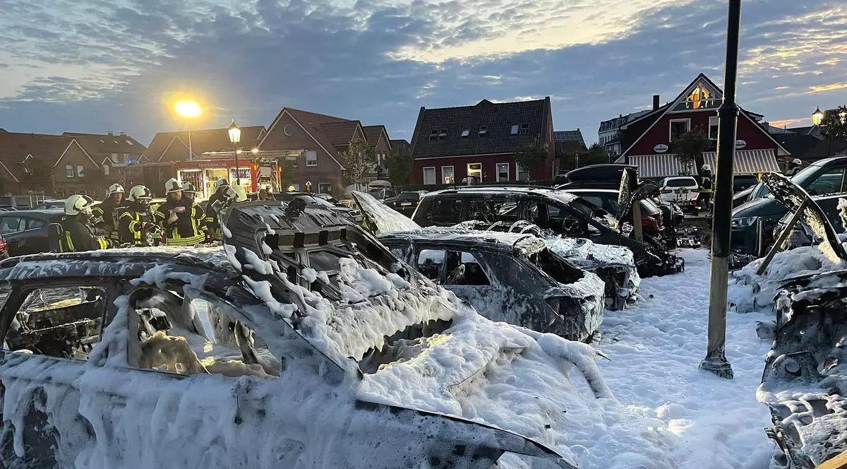 13 mașini incendiate, pe o insulă de vacanță din Germania. Cel care a pus focul nu a fost prins