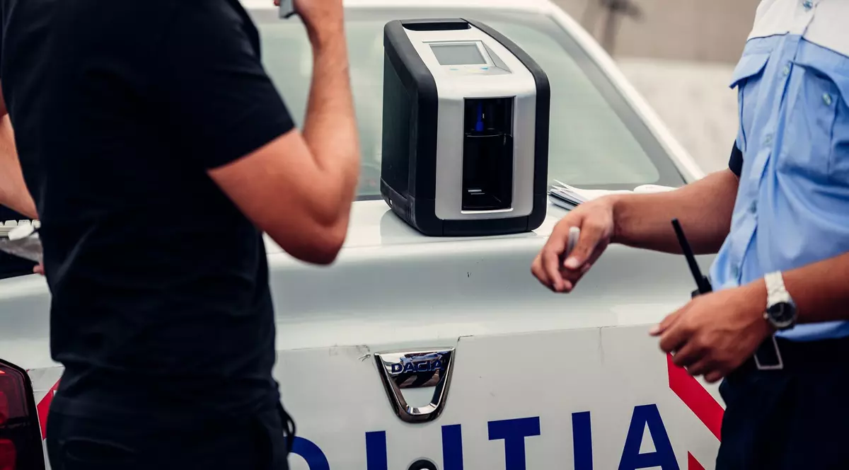 Tânăr de 20 de ani, prins drogat la examenul auto, în Cluj. I-a dat din greșeală polițistului plicul cu droguri