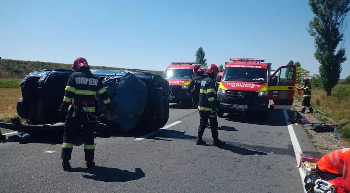 Un bărbat şi un copil au murit, iar altul e în stare gravă, după ce mașina în care se aflau s-a răsturnat, în Bihor