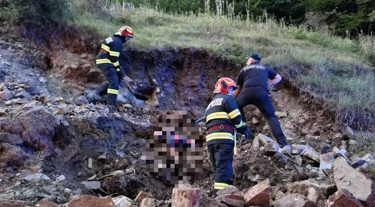Un bărbat a murit după ce a fost prins sub un mal de pământ, în localitatea băcăuană Cerdac