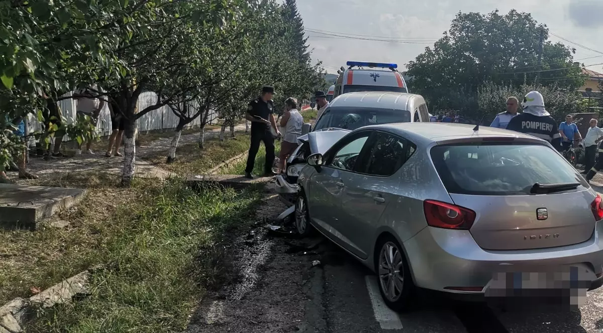 Opt oameni, între care doi copii, au ajuns la spital după ce două mașini s-au ciocnit, în Iași